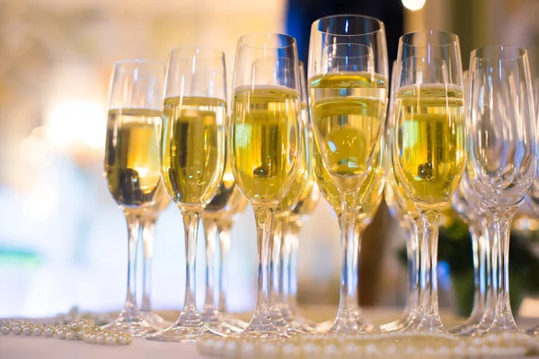 Hermosa línea de cócteles de diferentes colores con humo en una fiesta al aire libre, tequila, martini, vodka y otros en la mesa de ramo de catering decorado en la fiesta de Navidad al aire libre — Foto de Stock