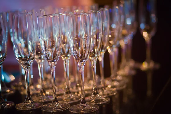 Hermosa línea de cócteles de diferentes colores con humo en una fiesta al aire libre, tequila, martini, vodka y otros en la mesa de ramo de catering decorado en la fiesta de Navidad al aire libre —  Fotos de Stock