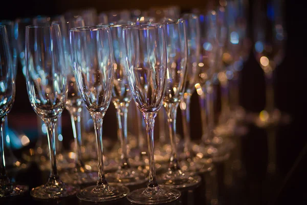 Hermosa línea de cócteles de diferentes colores con humo en una fiesta al aire libre, tequila, martini, vodka y otros en la mesa de ramo de catering decorado en la fiesta de Navidad al aire libre —  Fotos de Stock