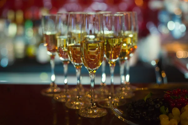 Bella linea di cocktail colorati diversi con fumo su una festa all'aperto, tequila, martini, vodka e altri sul tavolo decorato bouquet catering sulla festa di Natale all'aperto — Foto Stock