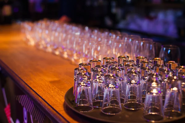 Beautiful line of different coloured cocktails with smoke on a open air party, tequila, martini, vodka, and others on decorated catering bouquet table on open air christmas party — Stock Photo, Image