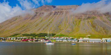 Güzel görünümü ile kırmızı evleri, İzlanda'daki şehir ve İzlanda fiyort Isafjordur gemiler ve yatlar, vestfirdir