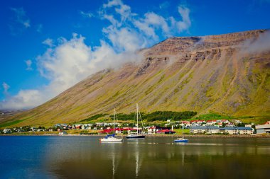 Güzel görünümü ile kırmızı evleri, İzlanda'daki şehir ve İzlanda fiyort Isafjordur gemiler ve yatlar, vestfirdir