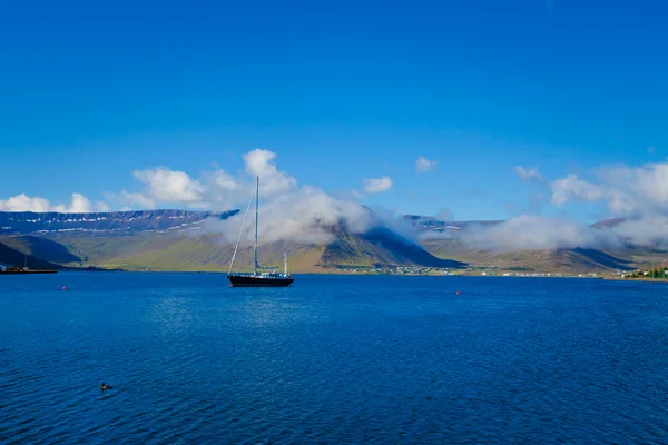 Güzel görünümü ile kırmızı evleri, İzlanda'daki şehir ve İzlanda fiyort Isafjordur gemiler ve yatlar, vestfirdir — Stok fotoğraf