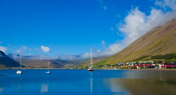 Beautiful view of icelandic fjord isafjordur and city in iceland with red houses, ships and yachts, vestfirdir — Stock Photo, Image