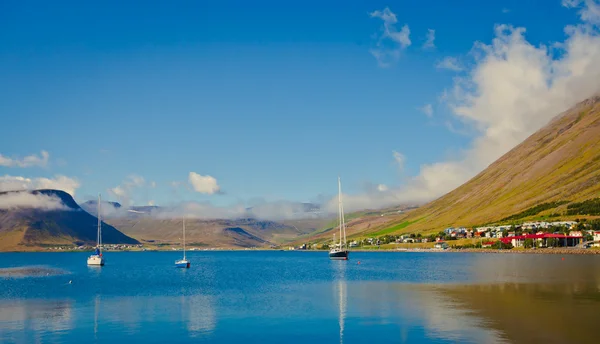 Beautiful view of icelandic fjord isafjordur and city in iceland with red houses, ships and yachts, vestfirdir — Stock Photo, Image