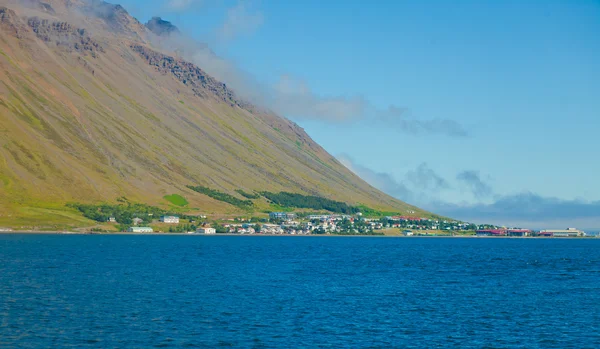Beautiful view of icelandic fjord isafjordur and city in iceland with red houses, ships and yachts, vestfirdir — Stock Photo, Image