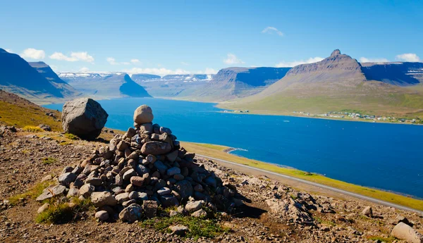 Beautiful view of icelandic fjord isafjordur and city in iceland with red houses, ships and yachts, vestfirdir — Stock Photo, Image