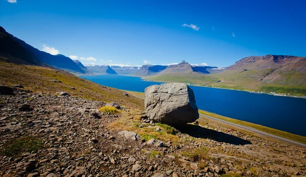 Beautiful view of icelandic fjord isafjordur and city in iceland with red houses, ships and yachts, vestfirdir — Stock Photo, Image