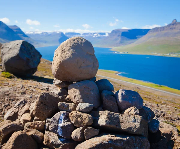 Bella vista del fiordo isafjordur ghiandolare e città in ghiandaia con case rosse, navi e yacht, vestfirdir — Foto Stock