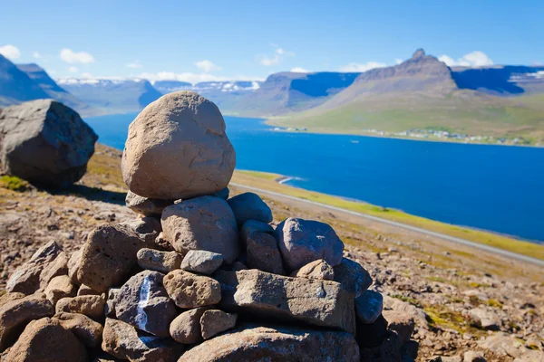 Beautiful view of icelandic fjord isafjordur and city in iceland with red houses, ships and yachts, vestfirdir — Stock Photo, Image