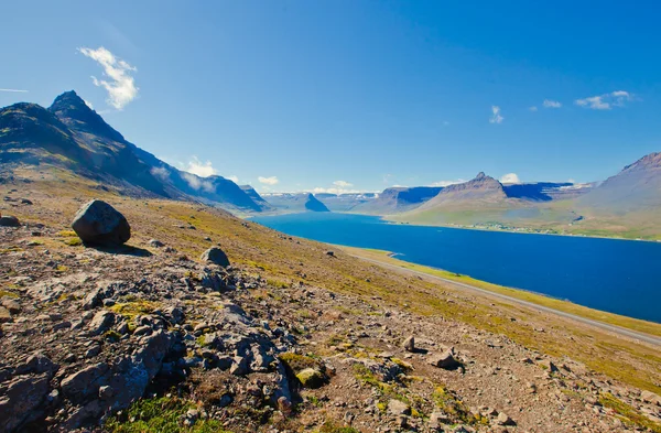 Güzel görünümü ile kırmızı evleri, İzlanda'daki şehir ve İzlanda fiyort Isafjordur gemiler ve yatlar, vestfirdir — Stok fotoğraf