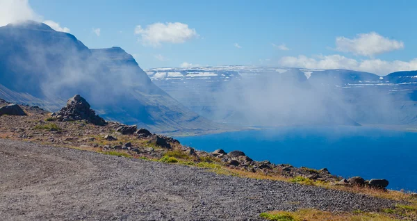 Bela vista do fiorde icelandic isafjordur e da cidade em iceland com casas vermelhas, navios e iates, vestfirdir — Fotografia de Stock