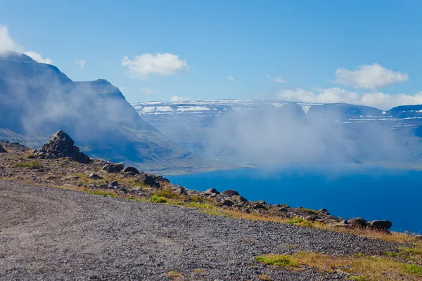 Prachtig uitzicht van IJslandse fjord Worms en stad in IJsland met rode huizen, schepen en jachten, vestfirdir — Stockfoto