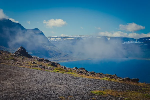 Prachtig uitzicht van IJslandse fjord Worms en stad in IJsland met rode huizen, schepen en jachten, vestfirdir — Stockfoto