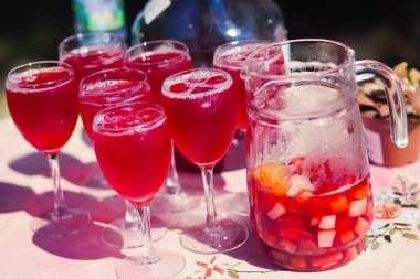Açık Hava Partisi dekore edilmiş catering buket masada Noel partisi, tekila, martini, votka ve diğerleri üzerinde duman ile farklı renkli kokteyller güzel hat