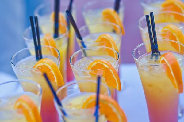 Bella linea di cocktail colorati diversi con fumo su una festa di Natale, tequila, martini, vodka e altri su tavolo decorato bouquet catering sulla festa all'aperto — Foto Stock