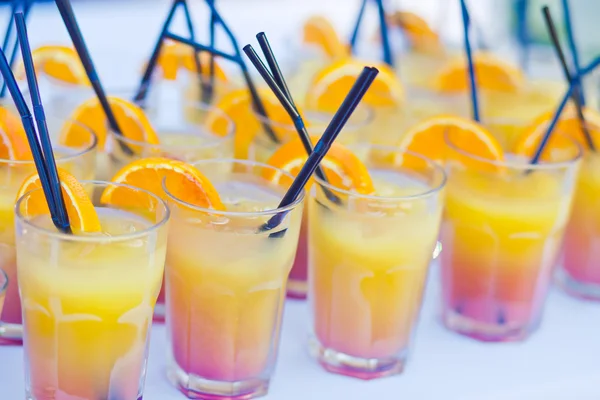 Bella linea di cocktail colorati diversi con fumo su una festa di Natale, tequila, martini, vodka e altri su tavolo decorato bouquet catering sulla festa all'aperto — Foto Stock