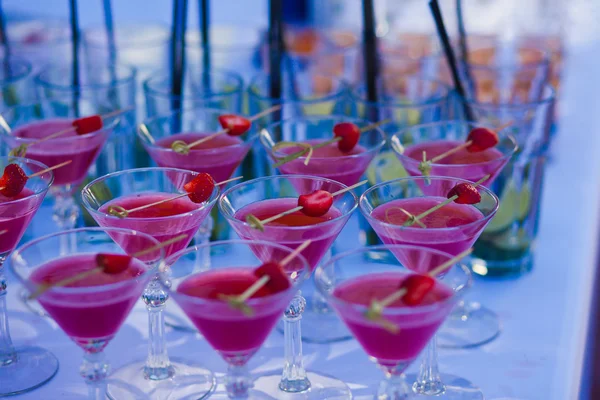 Bella linea di cocktail colorati diversi con fumo su una festa di Natale, tequila, martini, vodka e altri su tavolo decorato bouquet catering sulla festa all'aperto — Foto Stock