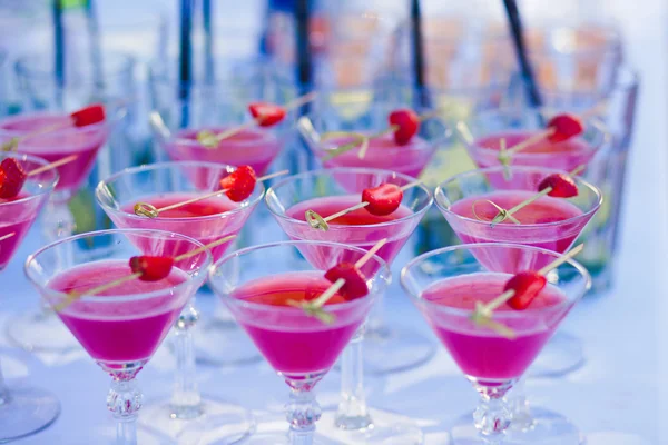 Bella linea di cocktail colorati diversi con fumo su una festa di Natale, tequila, martini, vodka e altri su tavolo decorato bouquet catering sulla festa all'aperto — Foto Stock