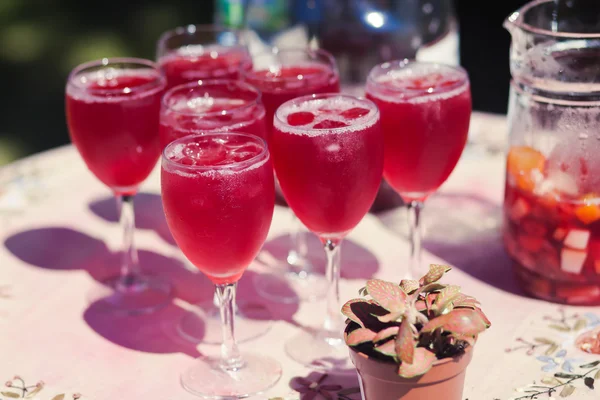 Schöne Reihe von verschiedenen farbigen Cocktails mit Rauch auf einer Weihnachtsfeier, Tequila, Martini, Wodka und andere auf dekorierten Catering-Bouquet-Tisch auf Open-Air-Party — Stockfoto