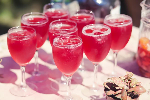 Bela linha de diferentes coquetéis coloridos com fumaça em uma festa de Natal, tequila, martini, vodka e outros na mesa de buquê de catering decorada na festa ao ar livre — Fotografia de Stock