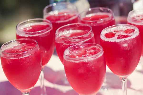 Bela linha de diferentes coquetéis coloridos com fumaça em uma festa de Natal, tequila, martini, vodka e outros na mesa de buquê de catering decorada na festa ao ar livre — Fotografia de Stock