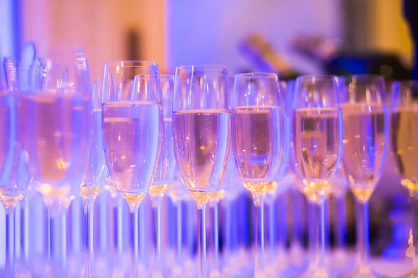 Bella linea di cocktail colorati diversi con fumo su una festa di Natale, tequila, martini, vodka e altri su tavolo decorato bouquet catering sulla festa all'aperto — Foto Stock