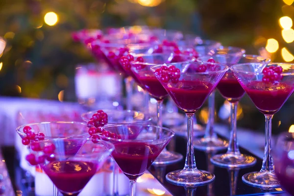 Nádherný řadu různých barevných koktejlů s kouře na vánoční večírek, tequilu, martini, vodku a další upravené stravování kytice tabulka na večírek — Stock fotografie