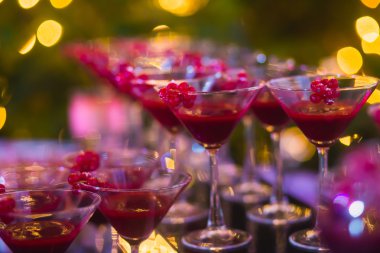 Açık Hava Partisi dekore edilmiş catering buket masada Noel partisi, tekila, martini, votka ve diğerleri üzerinde duman ile farklı renkli kokteyller güzel hat