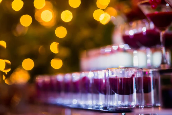 Nádherný řadu různých barevných koktejlů s kouře na vánoční večírek, tequilu, martini, vodku a další upravené stravování kytice tabulka na večírek — Stock fotografie