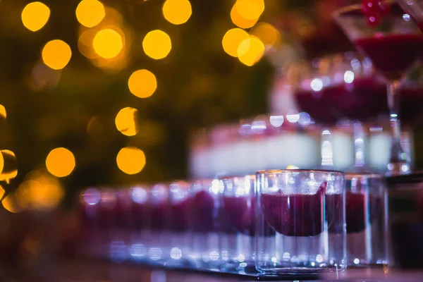 Piękny wiersz różnych kolorowych koktajli z dymu na Christmas party, tequila, martini, wódka i inni zdobione cateringu tabela bukiet na świeżym powietrzu partii — Zdjęcie stockowe