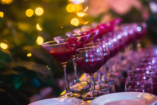 Piękny wiersz różnych kolorowych koktajli z dymu na Christmas party, tequila, martini, wódka i inni zdobione cateringu tabela bukiet na świeżym powietrzu partii — Zdjęcie stockowe