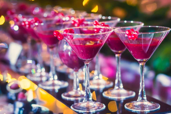 Piękny wiersz różnych kolorowych koktajli z dymu na Christmas party, tequila, martini, wódka i inni zdobione cateringu tabela bukiet na świeżym powietrzu partii — Zdjęcie stockowe