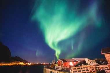 Büyük alacalı güzel resmini canlı Aurora Borealis, Aurora Polaris, Ayrıca biliyorum Kuzey ışıkları gece gökyüzünde olarak Norveç, Lofoten Adaları
