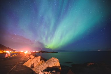 Büyük alacalı güzel resmini canlı Aurora Borealis, Aurora Polaris, Ayrıca biliyorum Kuzey ışıkları gece gökyüzünde olarak Norveç, Lofoten Adaları