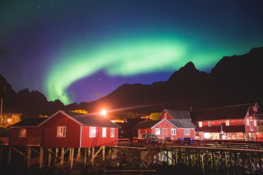 Büyük alacalı güzel resmini canlı Aurora Borealis, Aurora Polaris, Ayrıca biliyorum Kuzey ışıkları gece gökyüzünde olarak Norveç, Lofoten Adaları