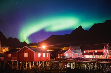 Büyük alacalı güzel resmini canlı Aurora Borealis, Aurora Polaris, Ayrıca biliyorum Kuzey ışıkları gece gökyüzünde olarak Norveç, Lofoten Adaları