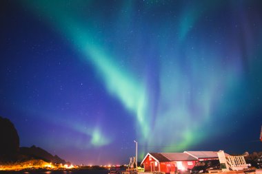 Büyük alacalı güzel resmini canlı Aurora Borealis, Aurora Polaris, Ayrıca biliyorum Kuzey ışıkları gece gökyüzünde olarak Norveç, Lofoten Adaları