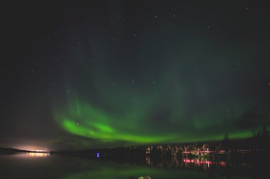 Büyük alacalı güzel resmini canlı Aurora Borealis, Aurora Polaris, Ayrıca biliyorum Kuzey ışıkları gece gökyüzünde olarak Norveç, Lofoten Adaları