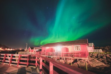 Büyük alacalı güzel resmini canlı Aurora Borealis, Aurora Polaris, Ayrıca biliyorum Kuzey ışıkları gece gökyüzünde olarak Norveç, Lofoten Adaları