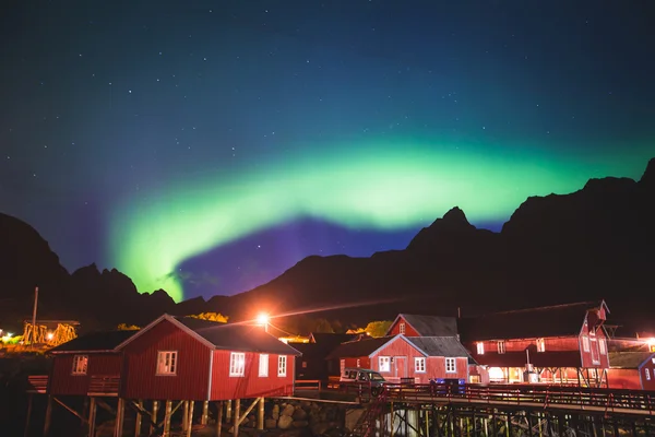 Schönes Bild von massiven bunten, lebendigen Polarlichtern, Polarlichtern, die auch als Nordlichter am Nachthimmel über Norwegen, den erhabenen Inseln bekannt sind — Stockfoto