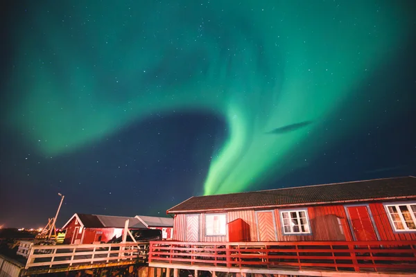 Piękny obraz ogromne wielokolorowe wibrujący Aurora Borealis, Aurora Polaris, znany również jako zorza polarna na nocnym niebie nad Norwegią, Lofoty — Zdjęcie stockowe