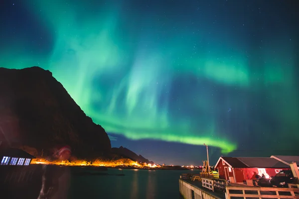 Piękny obraz ogromne wielokolorowe wibrujący Aurora Borealis, Aurora Polaris, znany również jako zorza polarna na nocnym niebie nad Norwegią, Lofoty — Zdjęcie stockowe