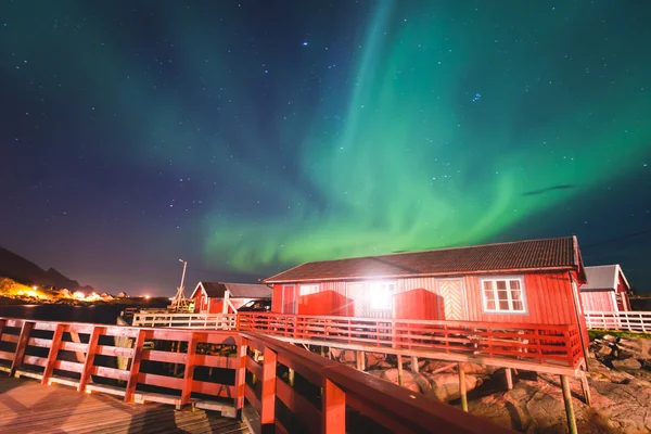 Красивая картина массивной разноцветной яркой Aurora Borealis, Aurora Polaris, также известной как Северное сияние в ночном небе над Норвегией, Лофотенские острова — стоковое фото