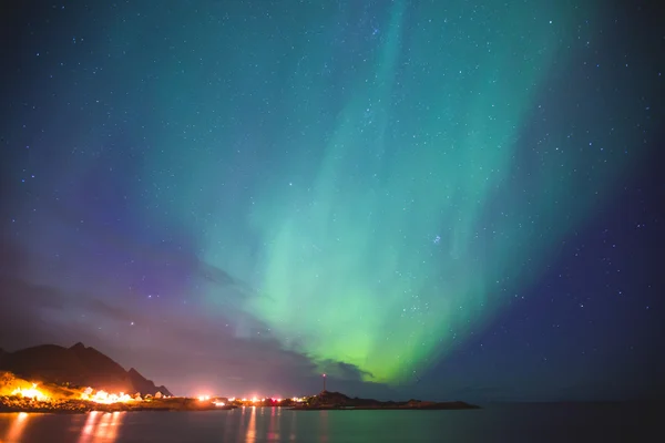 Krásný obrázek masivní výkupnu pulzující Aurora Borealis, Aurora Polaris, nazývané také severní světla na noční obloze nad Norskem, Lofoten ostrovy — Stock fotografie