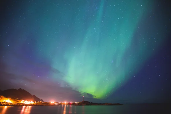 Vacker bild av massiva mångfärgade pulserande norrsken, Aurora Polaris, vet också som norrsken på natthimlen över Norge, Lofotens öar — Stockfoto