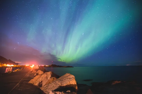 Красивая картина массивной разноцветной яркой Aurora Borealis, Aurora Polaris, также известной как Северное сияние в ночном небе над Норвегией, Лофотенские острова — стоковое фото