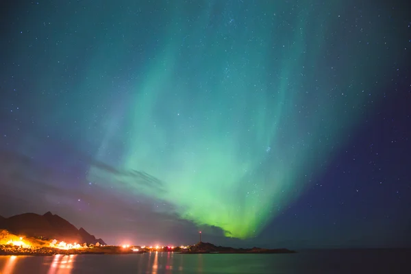 Krásný obrázek masivní výkupnu pulzující Aurora Borealis, Aurora Polaris, nazývané také severní světla na noční obloze nad Norskem, Lofoten ostrovy — Stock fotografie