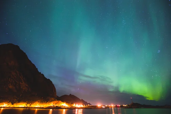 Vacker bild av massiva mångfärgade pulserande norrsken, Aurora Polaris, vet också som norrsken på natthimlen över Norge, Lofotens öar — Stockfoto